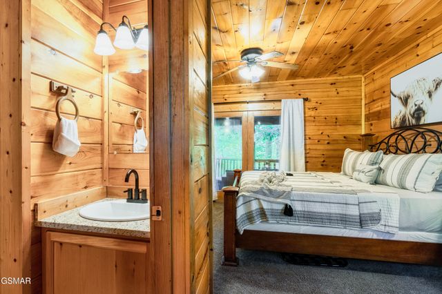 4250 Mountain Rest Way, Sevierville, TN 37876