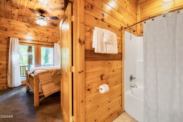 4250 Mountain Rest Way, Sevierville, TN 37876