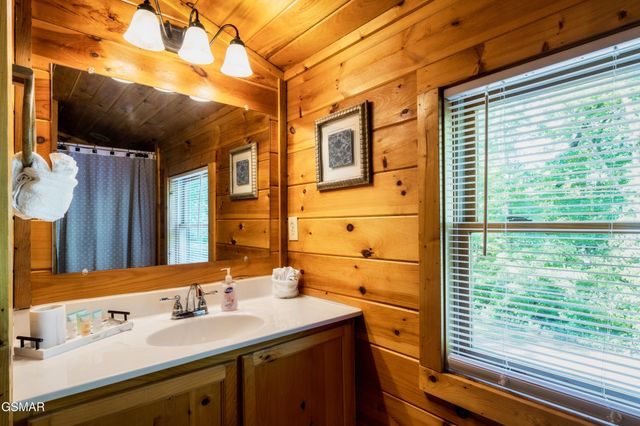 4250 Mountain Rest Way, Sevierville, TN 37876