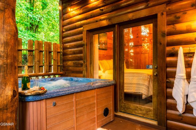 4250 Mountain Rest Way, Sevierville, TN 37876
