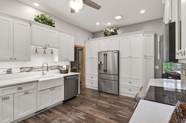 11312 Kenworth Lane, Lakeville, MN 55044