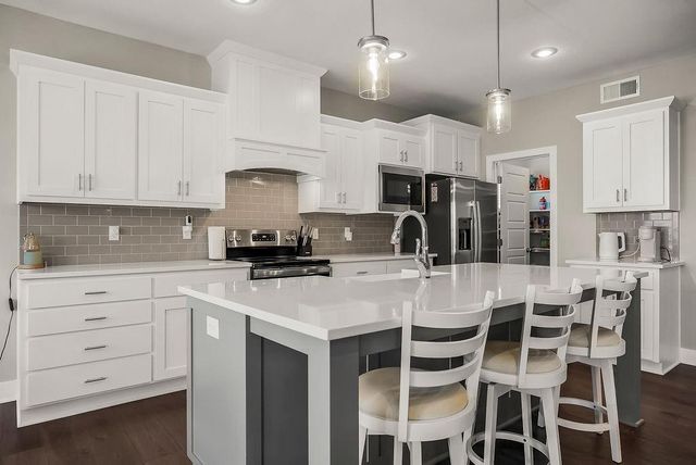 19526 W 116th Street, Olathe, KS 66061