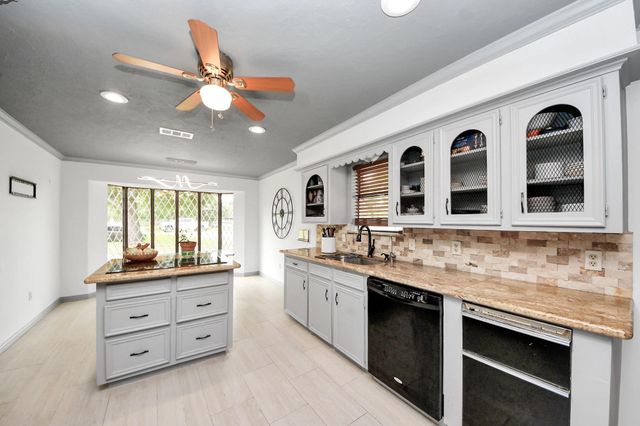 2514 Loganberry Circle, Seabrook, TX 77586