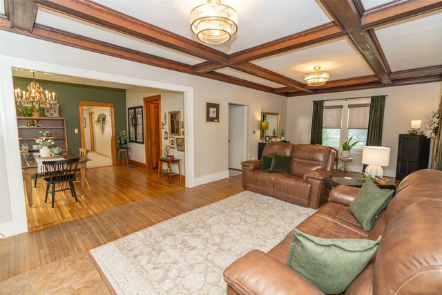 423 E Jefferson Street, Winterset, IA 50273