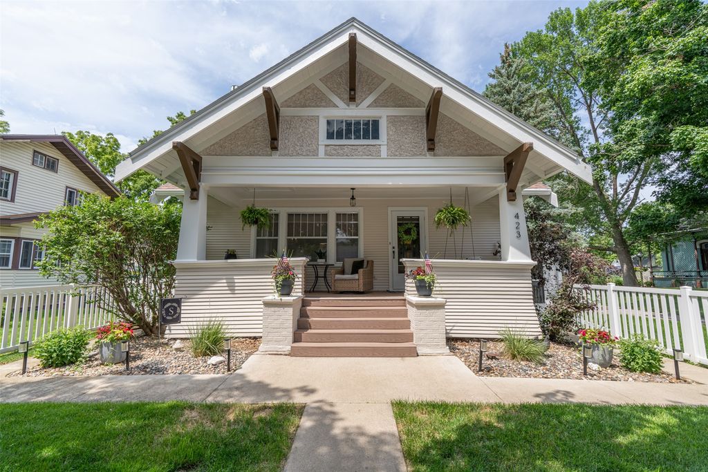 423 E Jefferson Street, Winterset, IA 50273
