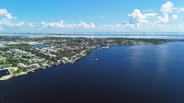 1000 NE Wright Avenue, Jensen Beach, FL 34957