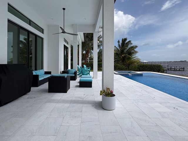 1000 NE Wright Avenue, Jensen Beach, FL 34957