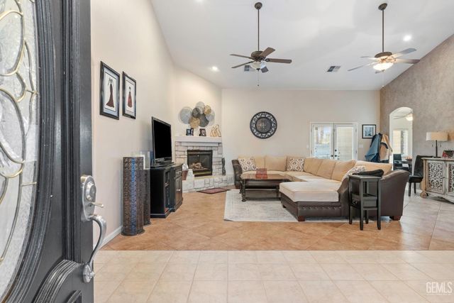 9317 Leslie Deann Court, Bakersfield, CA 93312