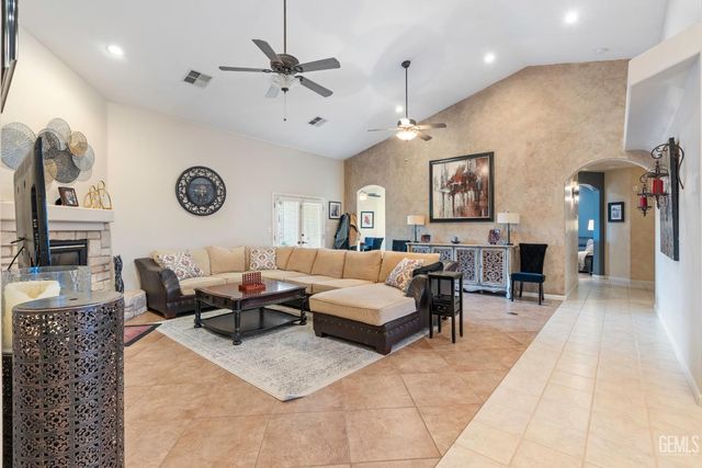 9317 Leslie Deann Court, Bakersfield, CA 93312