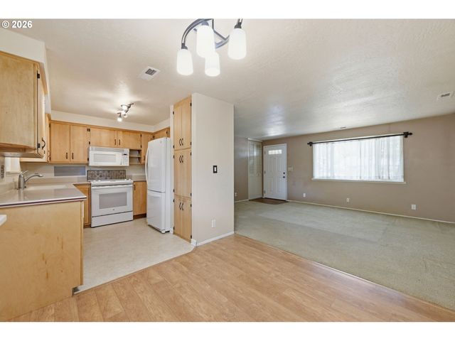 4226 SCOTTDALE St, Eugene, OR 97404