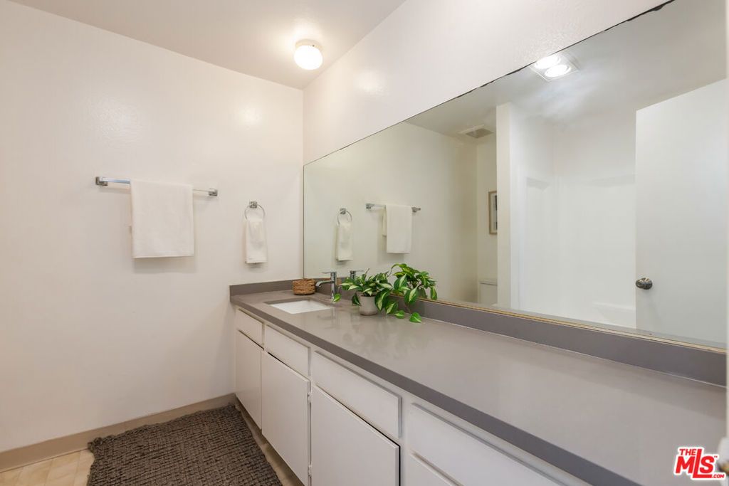 Image 21 of property listing at 11701 Texas Avenue 306, Los Angeles, CA 90025
