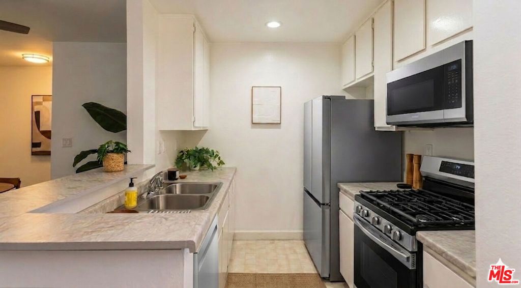 Image 34 of property listing at 11701 Texas Avenue 306, Los Angeles, CA 90025