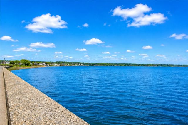 27 Alan Avenue, Portsmouth, RI 02871