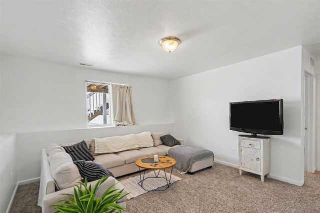 1734 Burr Pond Lane, Vicksburg, MI 49097