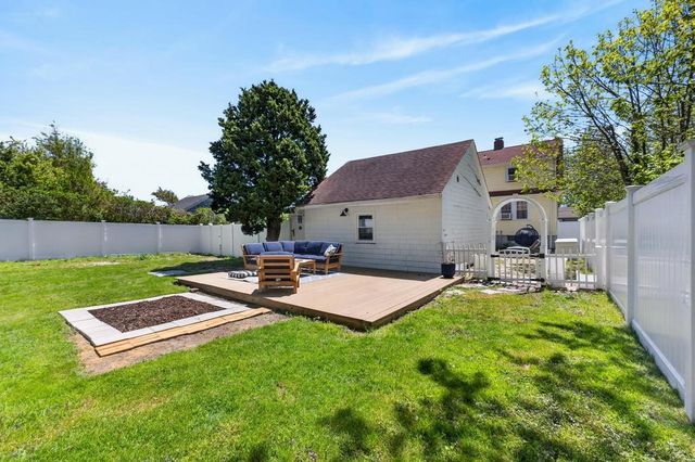 7 Verndale Circle, Bristol, RI 02809