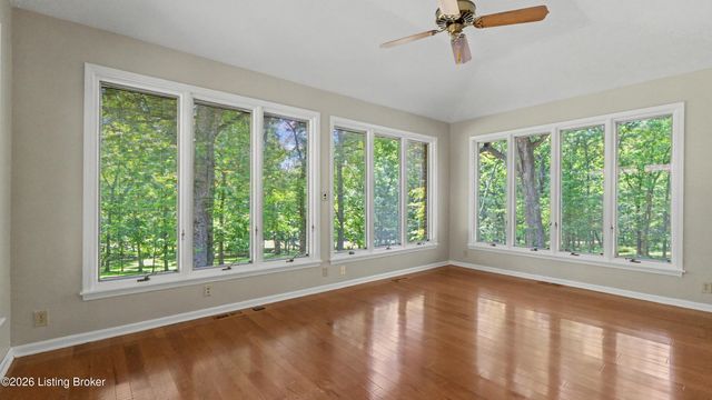 306 Long Run Rd, Louisville, KY 40245