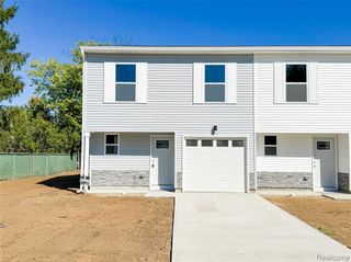 103 Oakwood Street, Holly, MI 48442