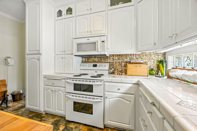 127 Fourth Avenue, Gold Hill, OR 97525