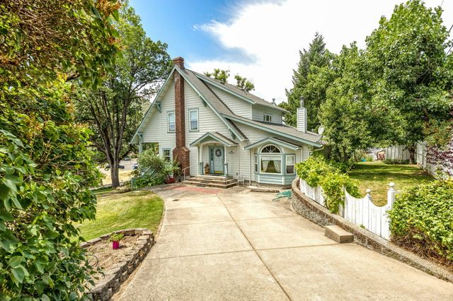 127 Fourth Avenue, Gold Hill, OR 97525