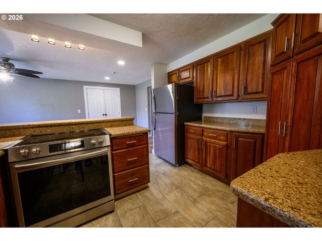 1830 YOLANDA Ave, Springfield, OR 97477