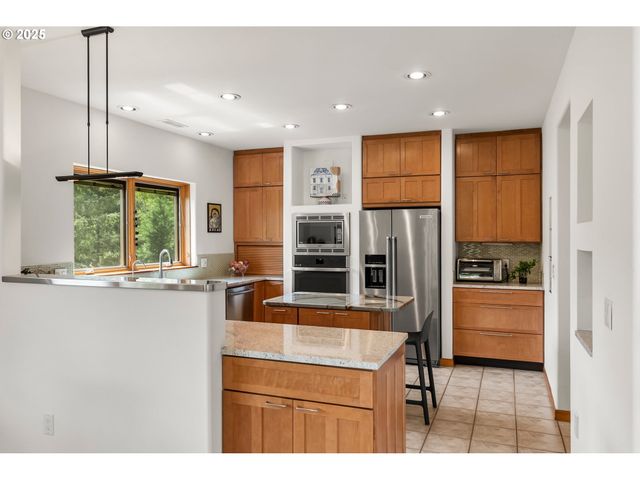 88369 TIMBERLINE Dr, Veneta, OR 97487
