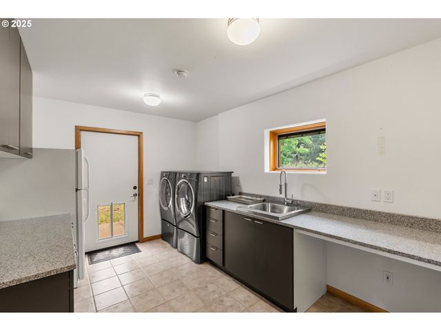 88369 TIMBERLINE Dr, Veneta, OR 97487