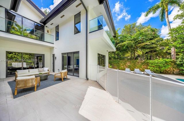 3900 S Douglas Rd, Coconut Grove, FL 33133