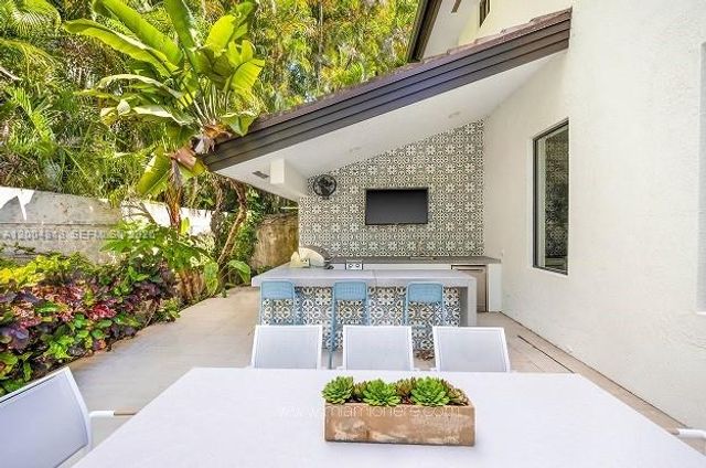 3900 S Douglas Rd, Coconut Grove, FL 33133