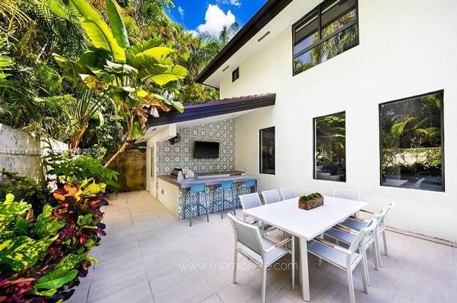 3900 S Douglas Rd, Coconut Grove, FL 33133