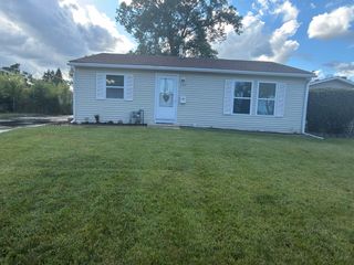 100 Siesta Road, Carpentersville, IL 60110