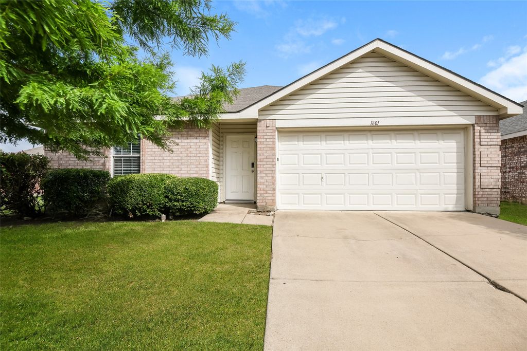 1601 Queens Brook Lane, Fort Worth, TX 76140