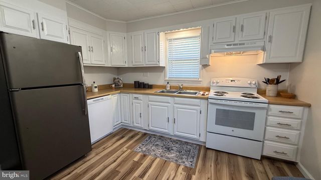 30 MEADOW RD, New Castle, DE 19720