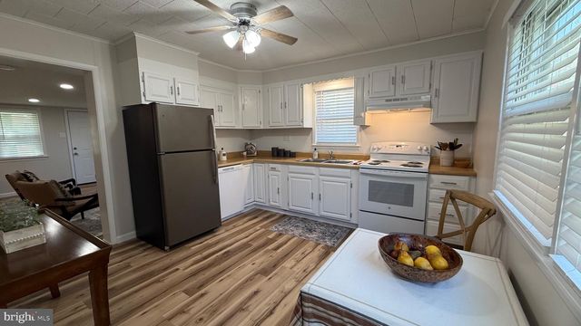 30 MEADOW RD, New Castle, DE 19720