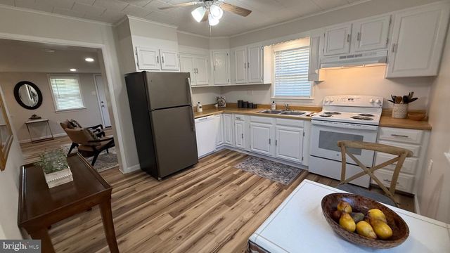 30 MEADOW RD, New Castle, DE 19720