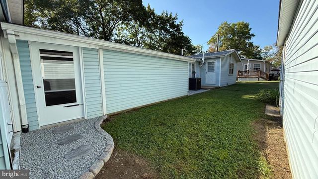 30 MEADOW RD, New Castle, DE 19720