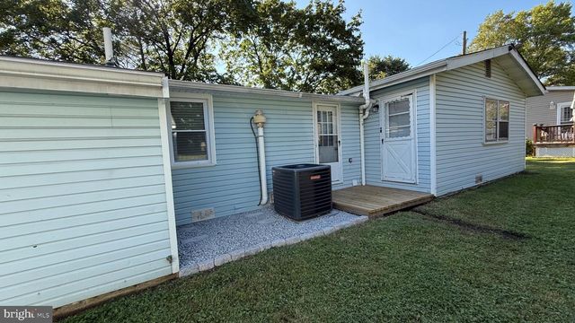 30 MEADOW RD, New Castle, DE 19720