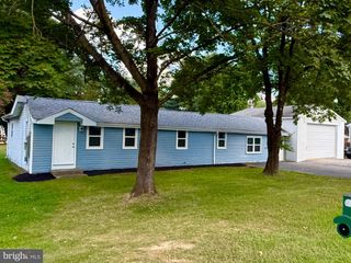 30 MEADOW RD, New Castle, DE 19720