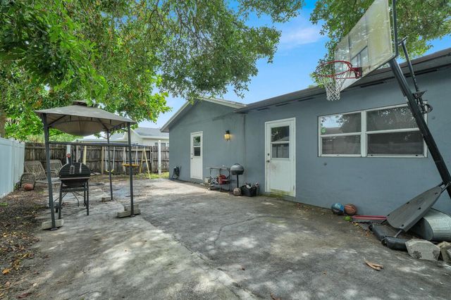 9599 SW 13th Place, Boca Raton, FL 33428