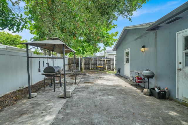 9599 SW 13th Place, Boca Raton, FL 33428