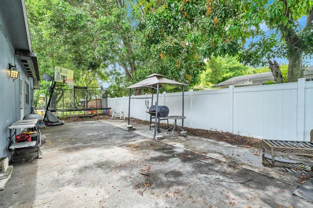 9599 SW 13th Place, Boca Raton, FL 33428