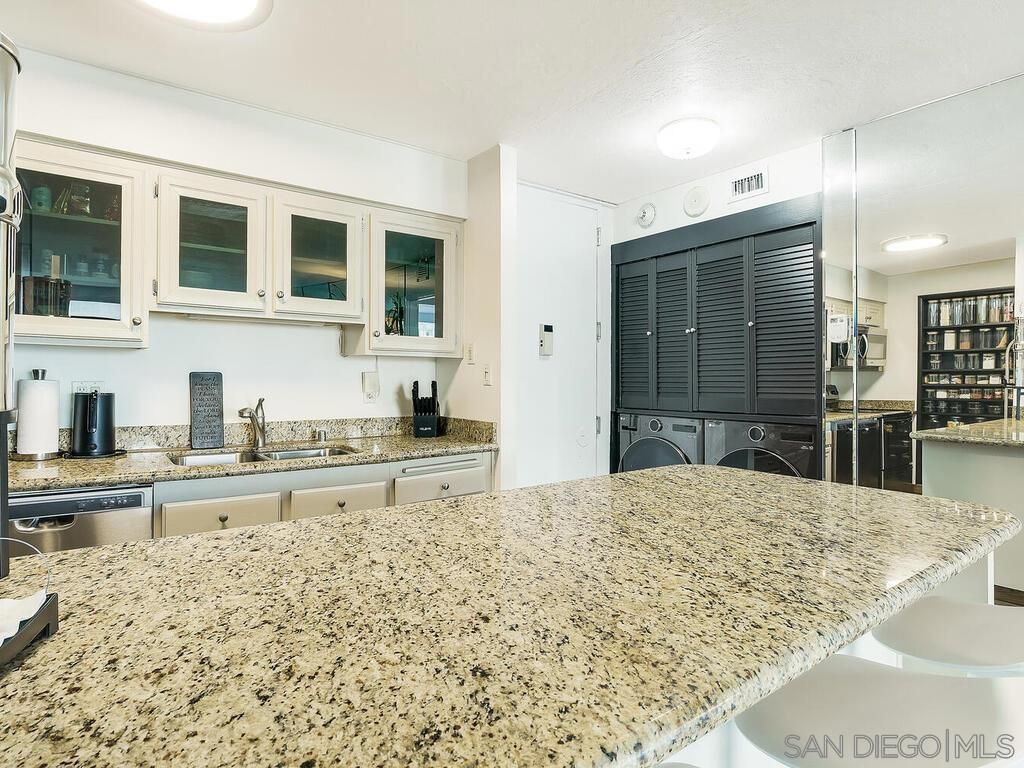 Image 12 of property listing at 1830 Avenida Del Mundo 403, Coronado, CA 92118