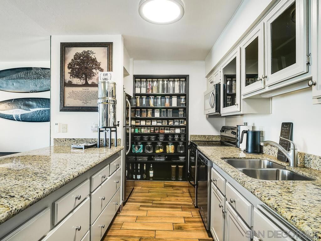 Image 14 of property listing at 1830 Avenida Del Mundo 403, Coronado, CA 92118