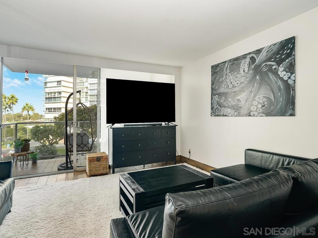 Image 9 of property listing at 1830 Avenida Del Mundo 403, Coronado, CA 92118