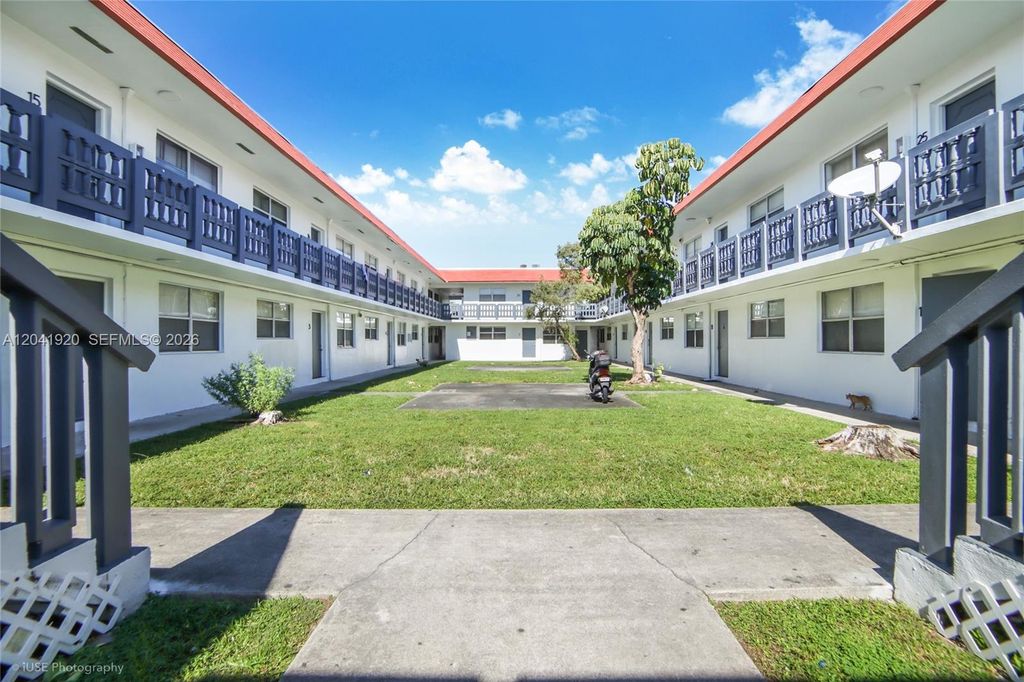 111 NW 152nd St 11, Miami, FL 33169