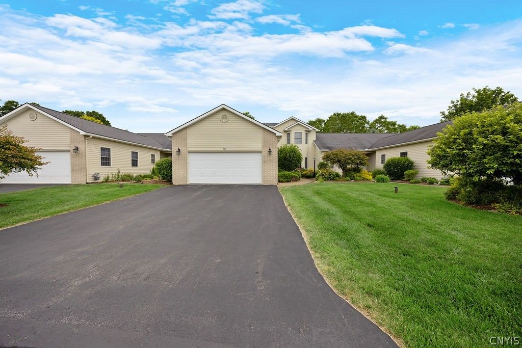 206 Falling Brook, Manlius, NY 13066