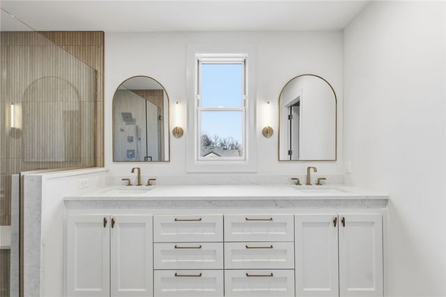 422 SE C Street, Bentonville, AR 72712