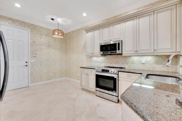 100 W Prive Circle, Delray Beach, FL 33445