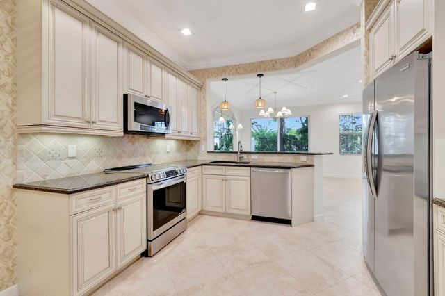 100 W Prive Circle, Delray Beach, FL 33445