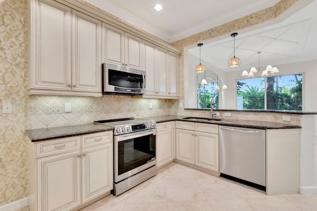 100 W Prive Circle, Delray Beach, FL 33445