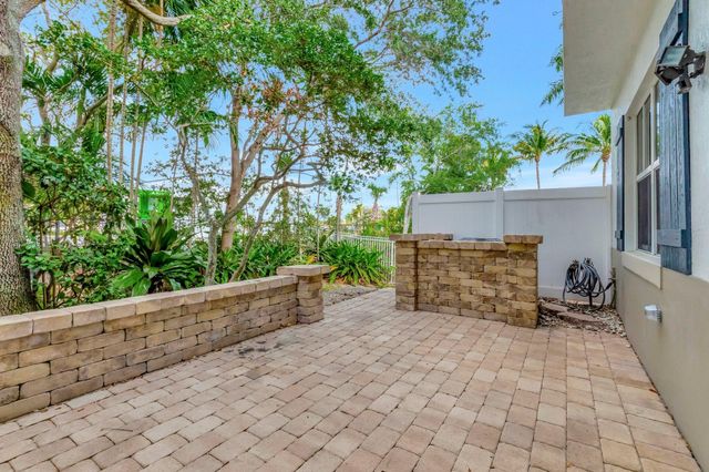 100 W Prive Circle, Delray Beach, FL 33445